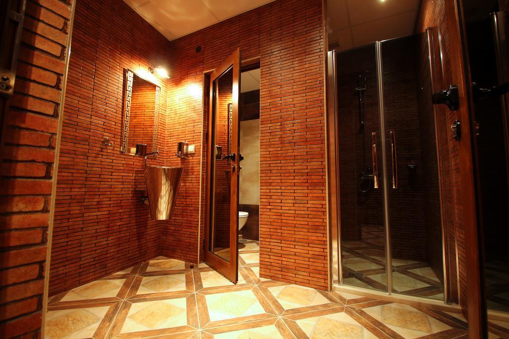 Discret Hotel & Restaurant Vladaya Exterior photo